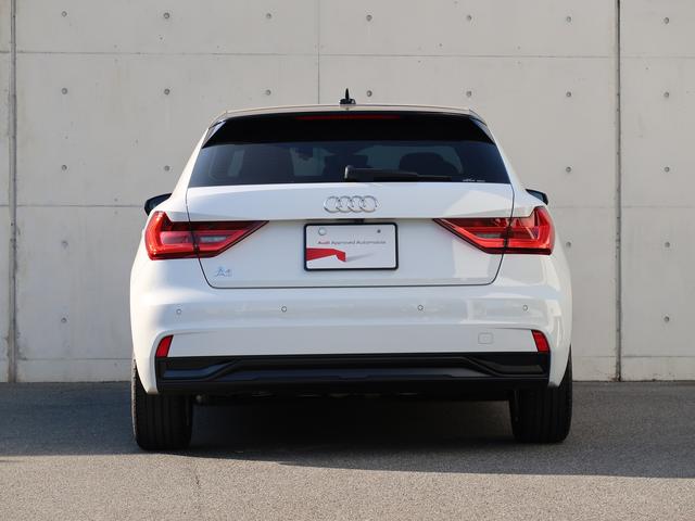 徹底的にシンプルながらも、際立つ個性。運転に良い影響を与えない余分な装飾類を極力排除しております。