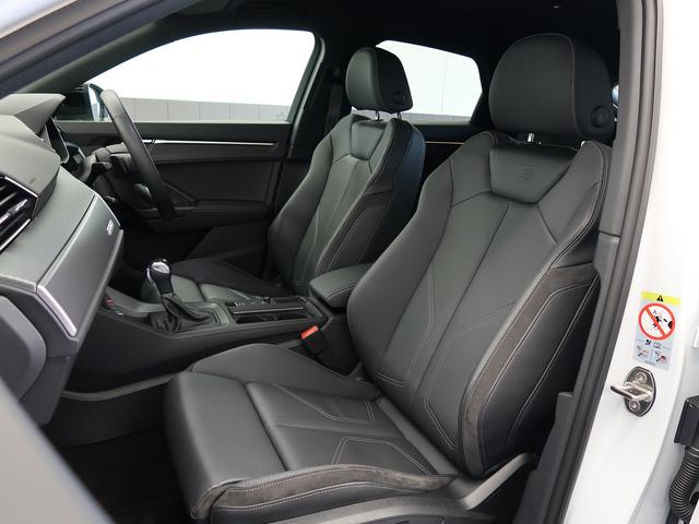 Ｑ３スポーツバック ３５ＴＤＩクワトロ　Ｓライン　ブラックＡｕｄｉ　ｒｉｎｇｓ＆ブラックスタイリングパッケージ　プライバシーガラス　スマートフォンインターフェース　コンビニエンス＆アシスタンスパッケージ　プラスパッケージ　認定中古車　ＥＴＣ（9枚目）