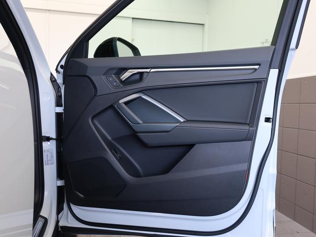 Ｑ３スポーツバック ３５ＴＤＩクワトロ　Ｓライン　ブラックＡｕｄｉ　ｒｉｎｇｓ＆ブラックスタイリングパッケージ　プライバシーガラス　スマートフォンインターフェース　コンビニエンス＆アシスタンスパッケージ　プラスパッケージ　認定中古車　ＥＴＣ（12枚目）