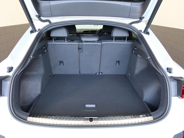 Ｑ３スポーツバック ３５ＴＤＩクワトロ　Ｓライン　ブラックＡｕｄｉ　ｒｉｎｇｓ＆ブラックスタイリングパッケージ　プライバシーガラス　スマートフォンインターフェース　コンビニエンス＆アシスタンスパッケージ　プラスパッケージ　認定中古車　ＥＴＣ（17枚目）