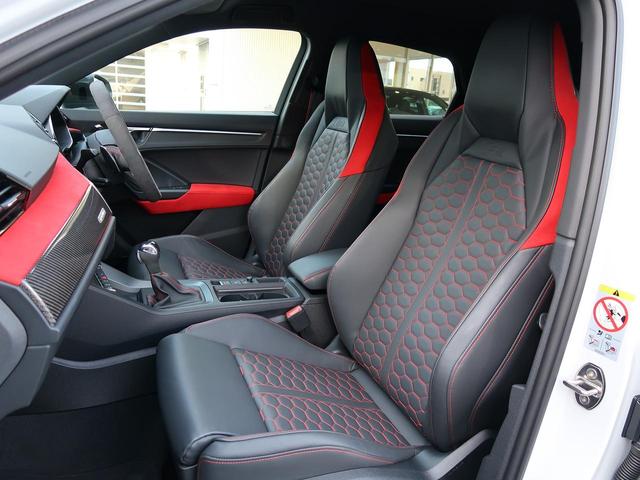 ＲＳ Ｑ３ スポーツバック ベースグレード　スポーツエキゾーストシステム　エクステリアミラーハウジングカーボン　ＳＯＮＯＳ　サウンドシステム　ブラックスタイリングパッケージ　ダンピングコントロールサスペンション　ＲＳデザインパッケージレッド（11枚目）