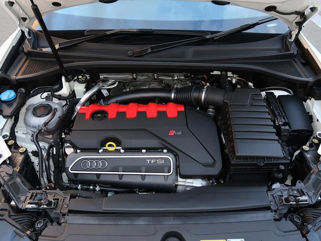 ＲＳ Ｑ３ スポーツバック ベースグレード　スポーツエキゾーストシステム　エクステリアミラーハウジングカーボン　ＳＯＮＯＳ　サウンドシステム　ブラックスタイリングパッケージ　ダンピングコントロールサスペンション　ＲＳデザインパッケージレッド（17枚目）