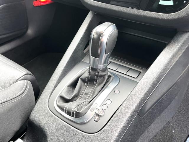 シロッコ Ｒ　電動ブラックレザーシート　純正１９ＡＷ　純正ナビ・ＴＶ　クルーズコントロール　ＤＣＣ　ＸＤＳ　６速ＤＳＧ　パドルシフト　ＥＴＣ（11枚目）