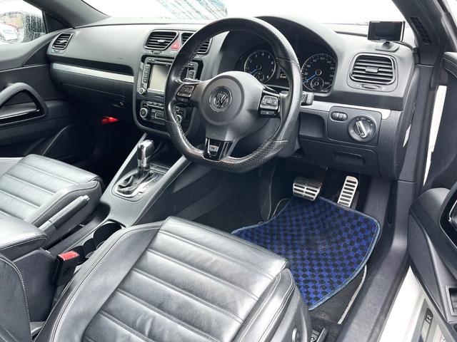 シロッコ Ｒ　電動ブラックレザーシート　純正１９ＡＷ　純正ナビ・ＴＶ　クルーズコントロール　ＤＣＣ　ＸＤＳ　６速ＤＳＧ　パドルシフト　ＥＴＣ（15枚目）