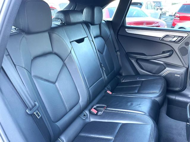 マカン マカンＳ　スポーツクロノＰＫＧ　ローダウン　黒革シート・シートヒーター　パノラマサンルーフ　　ＰＡＳＭ　純正１９ＡＷ　純正ナビ・ＴＶ・Ｂカメラ　ＥＴＣ（14枚目）