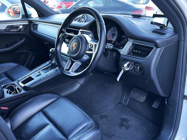 マカン マカンＳ　スポーツクロノＰＫＧ　ローダウン　黒革シート・シートヒーター　パノラマサンルーフ　　ＰＡＳＭ　純正１９ＡＷ　純正ナビ・ＴＶ・Ｂカメラ　ＥＴＣ（15枚目）