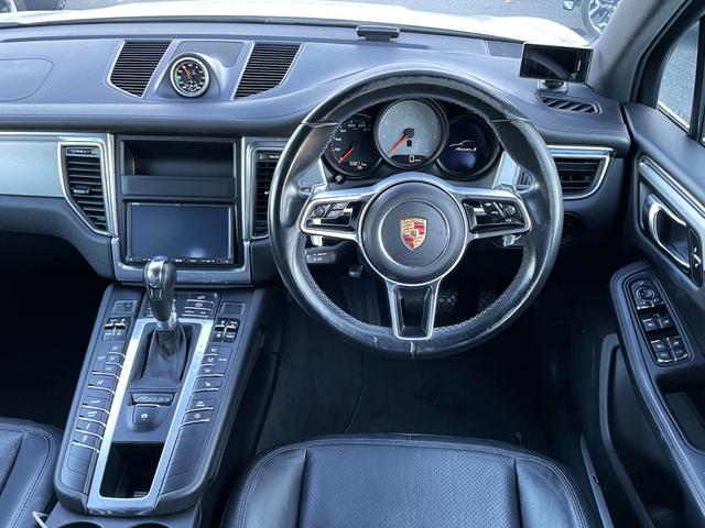 マカン マカンＳ　スポーツクロノＰＫＧ　ローダウン　黒革シート・シートヒーター　パノラマサンルーフ　　ＰＡＳＭ　純正１９ＡＷ　純正ナビ・ＴＶ・Ｂカメラ　ＥＴＣ（16枚目）