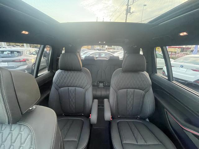 Ｘ７ ｘＤｒｉｖｅ　４０ｄ　Ｍスポーツ　弊社顧客下取り車／６人乗り／スカイラウンジサンルーフ／２列目コンフォートシート／黒レザー／４輪エアサス／インテグレイテッドアクティブステアリング／エグゼクティブドライブプロ／アイコニックグロー（5枚目）