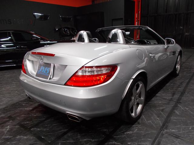 ＳＬＫ２００ブルーエフィシェンシー　スポーツ　２０１１年モデル　ディーラー整備車両　整備記録簿　電動オープン　キセノンヘッドライト　黒革シート　純正ＨＤＤナビ地デジＢカメラ　ＣＤ録音ＤＶＤ再生ブルートゥースＵＳＢ　クルーズコントロール　ＥＴＣ(5枚目)