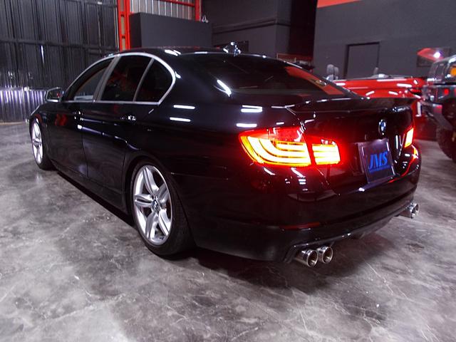 ５シリーズ ５２３ｉ　ハイラインパッケージ　ディーラー整備車両　整備記録簿　ＡＣシュニッツァーＦスポイラー　ＫＷ車高調　ＲＥＭＵＳマフラー　ＡＲＭＡキャリパー　Ｍスポーツパッケージ純正１９インチアルミ　革シート　ナビ地デジＢカメラ　スペアキー（8枚目）