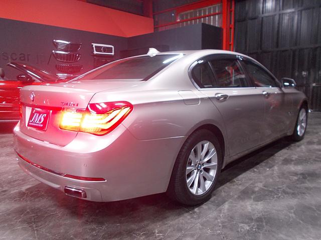 ７シリーズ ７４０ｉ　１オーナーディーラー整備車両　整備記録簿　２０１４年モデル　８速ＡＴターボ　キャメル革シート　純正ＨＤＤナビ　バックカメラ　ＣＤ録音ＤＶＤ再生ブルートゥースＵＳＢ　スペアキー　ＥＴＣ　クルコン（6枚目）