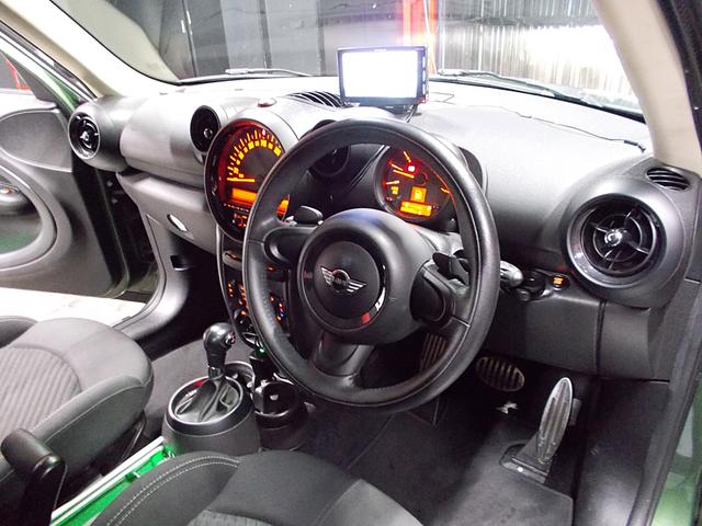 ＭＩＮＩ クーパーＳＤ　クロスオーバー　ブラックデザインパッケージ　ディーラー整備車両　整備記録簿　ディーゼルターボエンジン　キセノンヘッドライト　社外ナビ　地デジテレビ　ＣＤ　ＡＵＸ　ＳＤ　プッシュスタート　スマートキー　パドルシフト（12枚目）