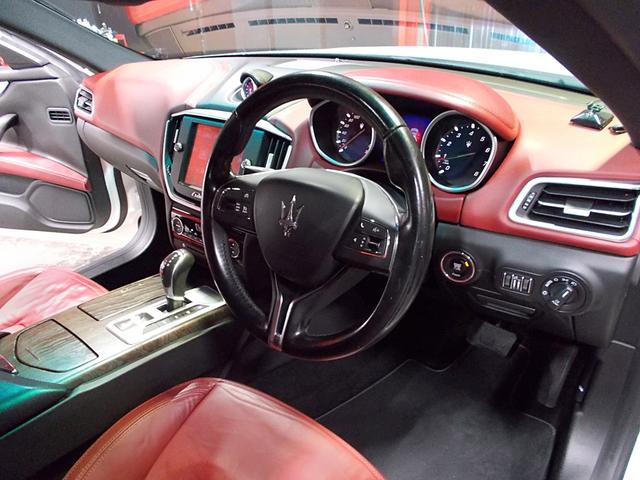 ギブリ ベースグレード　ディーラー整備車両　整備記録簿　Ｖ６　８速ＡＴターボ　赤革シート　純正１９インチ　ガラスサンルーフ　純正ＳＤナビ　地デジフルセグ　バックカメラ　ブルートゥース　ＵＳＢ　ＥＴＣ　クルーズコントロール（13枚目）