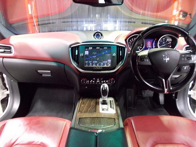 ギブリ ベースグレード　ディーラー整備車両　整備記録簿　Ｖ６　８速ＡＴターボ　赤革シート　純正１９インチ　ガラスサンルーフ　純正ＳＤナビ　地デジフルセグ　バックカメラ　ブルートゥース　ＵＳＢ　ＥＴＣ　クルーズコントロール（17枚目）