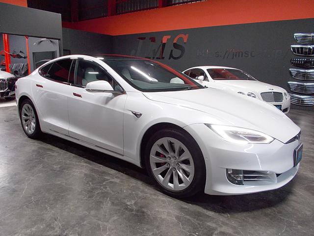 モデルＳ ７５Ｄ　後期モデル　オートパイロット　パノラミックガラスルーフ　ホワイトレザー＆アルカンターラルーフライニング　純正ナビ　リアビューカメラ　ブルートゥース　ＵＳＢ　レッドキャリパー　ドラレコ　スペアキー（5枚目）