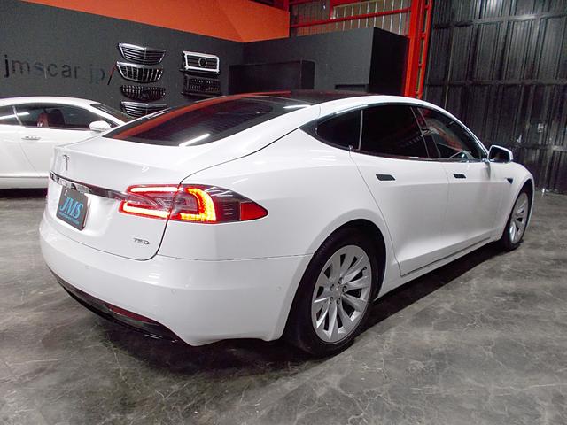 モデルＳ ７５Ｄ　後期モデル　オートパイロット　パノラミックガラスルーフ　ホワイトレザー＆アルカンターラルーフライニング　純正ナビ　リアビューカメラ　ブルートゥース　ＵＳＢ　レッドキャリパー　ドラレコ　スペアキー（6枚目）