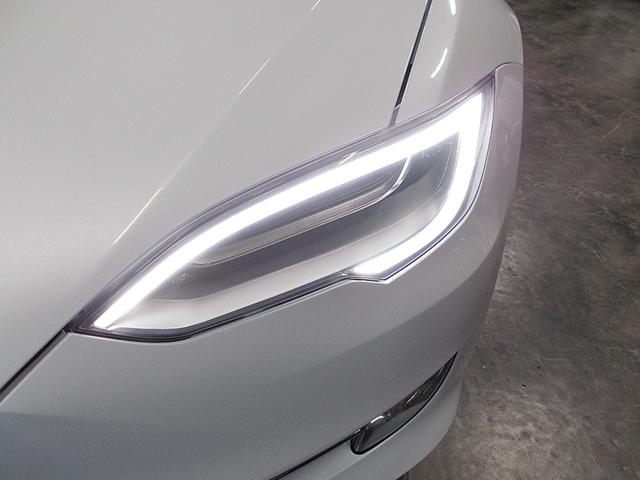 モデルＳ ７５Ｄ　後期モデル　オートパイロット　パノラミックガラスルーフ　ホワイトレザー＆アルカンターラルーフライニング　純正ナビ　リアビューカメラ　ブルートゥース　ＵＳＢ　レッドキャリパー　ドラレコ　スペアキー（9枚目）