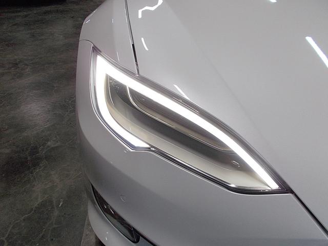 モデルＳ ７５Ｄ　後期モデル　オートパイロット　パノラミックガラスルーフ　ホワイトレザー＆アルカンターラルーフライニング　純正ナビ　リアビューカメラ　ブルートゥース　ＵＳＢ　レッドキャリパー　ドラレコ　スペアキー（10枚目）