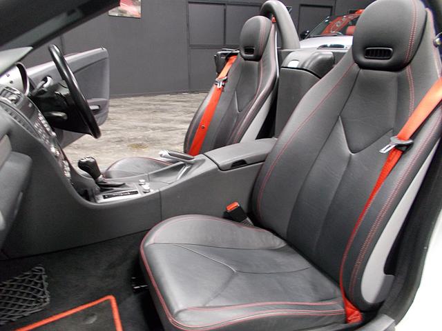ＳＬＫ ＳＬＫ２００コンプレッサー　スポーツＥＤ　２５０台特別限定車　２００６年モデル　電動オープン　キセノンヘッドライト　１８インチアルミ　黒革シート　純正ナビ　スーパーチャージャー　スポーツサスペンション　パドルシフト　クルーズコントロール（14枚目）