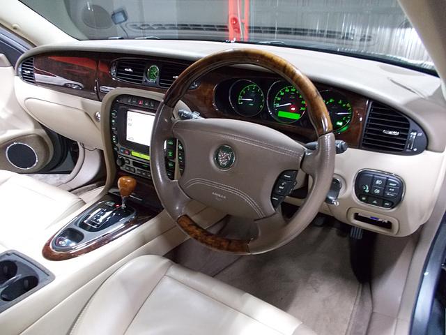ＸＪ ＸＪ８　３．５　正規ディーラー車　Ｖ８　キセノンヘッドライト　純正１８インチアルミ　ベージュ革シート　メーカー純正オプションナビ　クルーズコントロール　前後コーナーセンサー　スペアキー　ＥＴＣ（13枚目）
