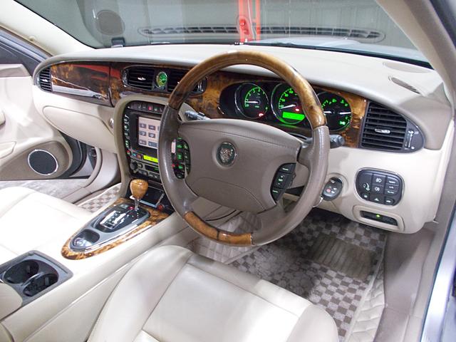 ＸＪ ＸＪ８　３．５　正規ディーラー車　Ｖ８　キセノンヘッドライト　純正１８インチアルミ　オフホワイト革内装　メーカー純正オプションナビ　クルーズコントロール　ＥＴＣ（14枚目）