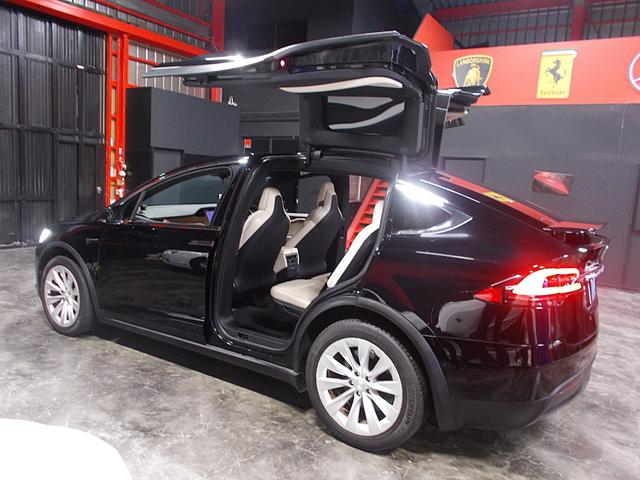 モデルX 100D オートパイロット 4WD ファルコンウイング 100Dロングレンジ フルセルフドライブコンピューター3 サモン オフホワイト革 衝突軽減ブレーキシステム ダブルサンルーフ アダプティブサスペンション(33枚目)