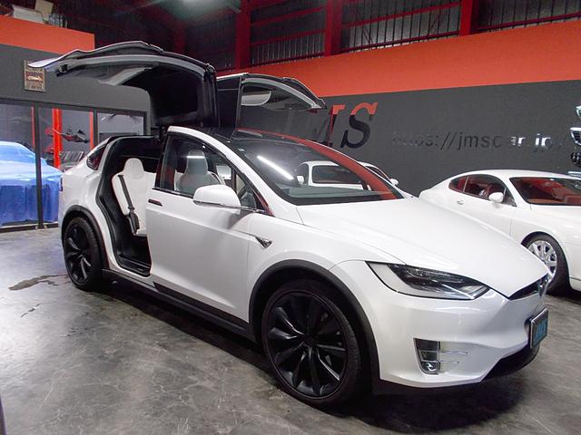 モデルＸ １００Ｄ　オートパイロット　４ＷＤ　サモン　セルフドライビングコンピューター３　ファルコンウイング　白革シート　アンビエントライト　ダブルガラスルーフ　純正２２インチアルミ　エアサスペンション　スペアキー×２（6枚目）