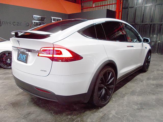 モデルＸ １００Ｄ　オートパイロット　４ＷＤ　サモン　セルフドライビングコンピューター３　ファルコンウイング　白革シート　アンビエントライト　ダブルガラスルーフ　純正２２インチアルミ　エアサスペンション　スペアキー×２（8枚目）