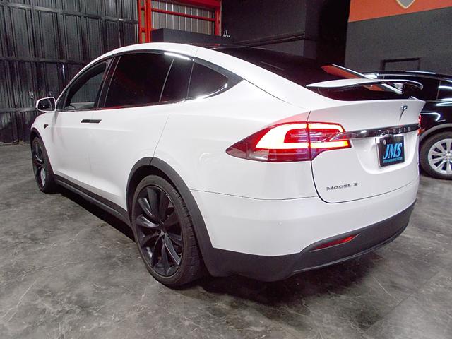 モデルＸ １００Ｄ　オートパイロット　４ＷＤ　サモン　セルフドライビングコンピューター３　ファルコンウイング　白革シート　アンビエントライト　ダブルガラスルーフ　純正２２インチアルミ　エアサスペンション　スペアキー×２（10枚目）