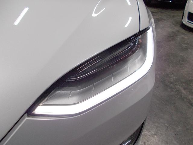 モデルＸ １００Ｄ　オートパイロット　４ＷＤ　サモン　セルフドライビングコンピューター３　ファルコンウイング　白革シート　アンビエントライト　ダブルガラスルーフ　純正２２インチアルミ　エアサスペンション　スペアキー×２（11枚目）