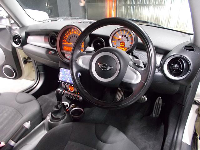 ＭＩＮＩ クーパーＳ　クラブマン　ディーラー整備車両　整備記録簿　ターボエンジン　キセノンヘッドライト　純正１６インチ　ＳＤナビ　地デジフルセグテレビ　バックカメラ　ＣＤ　ＤＶＤ再生　ブルートゥース　ＥＴＣ　スペアキー　パドルシフト（13枚目）