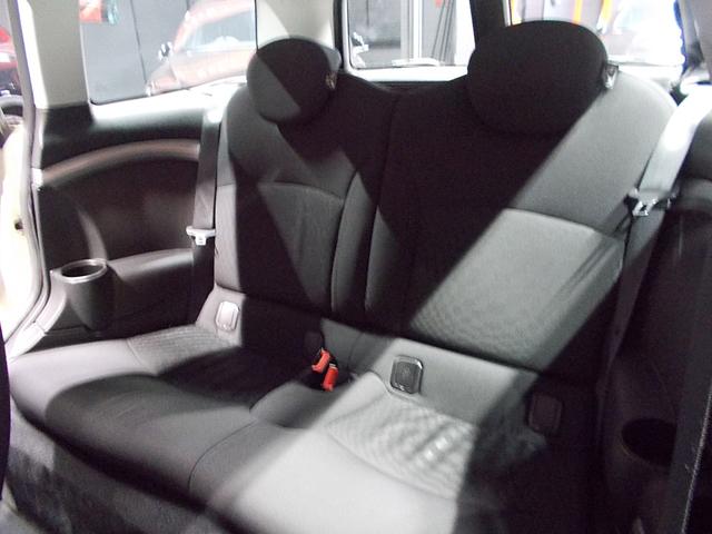 ＭＩＮＩ クーパーＳ　クラブマン　ディーラー整備車両　整備記録簿　ターボエンジン　キセノンヘッドライト　純正１６インチ　ＳＤナビ　地デジフルセグテレビ　バックカメラ　ＣＤ　ＤＶＤ再生　ブルートゥース　ＥＴＣ　スペアキー　パドルシフト（16枚目）