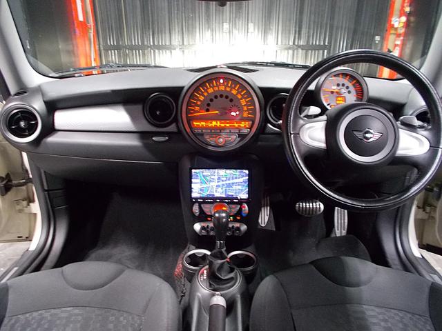ＭＩＮＩ クーパーＳ　クラブマン　ディーラー整備車両　整備記録簿　ターボエンジン　キセノンヘッドライト　純正１６インチ　ＳＤナビ　地デジフルセグテレビ　バックカメラ　ＣＤ　ＤＶＤ再生　ブルートゥース　ＥＴＣ　スペアキー　パドルシフト（17枚目）