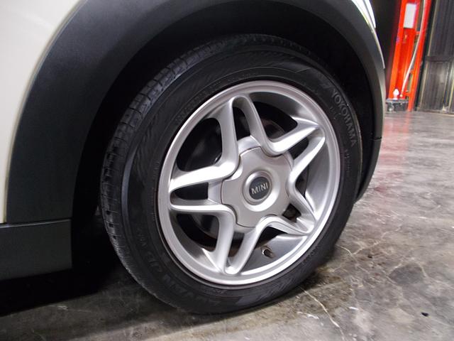 ＭＩＮＩ クーパーＳ　クラブマン　ディーラー整備車両　整備記録簿　ターボエンジン　キセノンヘッドライト　純正１６インチ　ＳＤナビ　地デジフルセグテレビ　バックカメラ　ＣＤ　ＤＶＤ再生　ブルートゥース　ＥＴＣ　スペアキー　パドルシフト（22枚目）