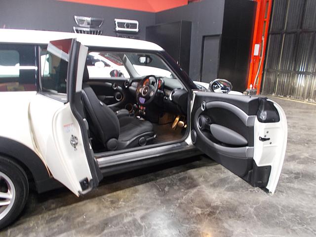ＭＩＮＩ クーパーＳ　クラブマン　ディーラー整備車両　整備記録簿　ターボエンジン　キセノンヘッドライト　純正１６インチ　ＳＤナビ　地デジフルセグテレビ　バックカメラ　ＣＤ　ＤＶＤ再生　ブルートゥース　ＥＴＣ　スペアキー　パドルシフト（26枚目）