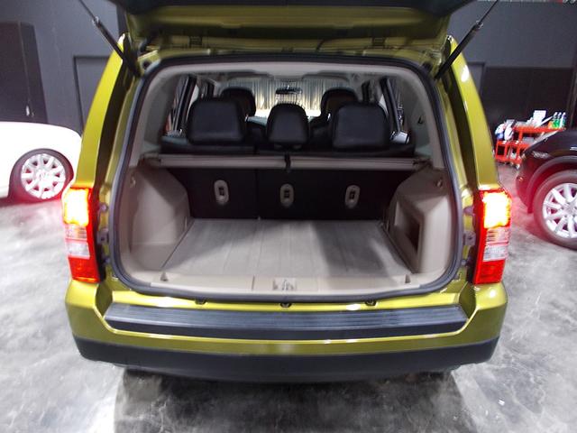 ジープ・パトリオット スポーツ 2012年2000CCモデル ディーラー整備車両 整備記録簿 クルーズコントロール 17インチ HDDナビ 地デジフルセグテレビ バックカメラ CD録音 DVD再生 ブルートゥース ETC クルコン(17枚目)