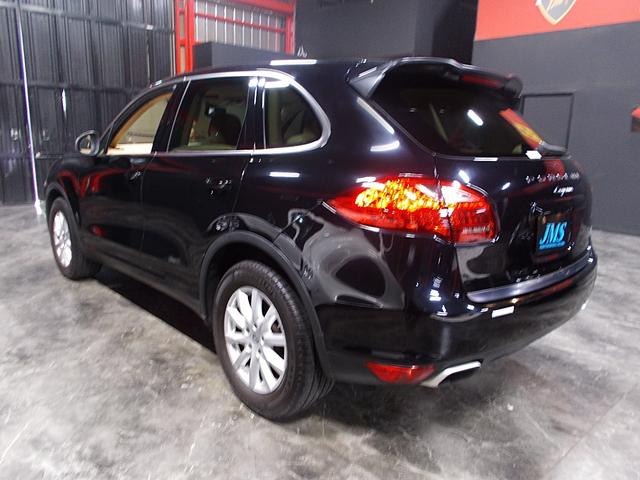 カイエン ２０１２年モデル　ディーラー整備車両　整備記録簿　８速ＡＴフルタイム４ＷＤ　純正１８インチ　革シート　ＳＤナビ　地デジフルセグテレビ　バックカメラ　ＣＤ録音　ＤＶＤ再生　ブルートゥース　ＵＳＢ　スペアキー　ＥＴＣ（8枚目）