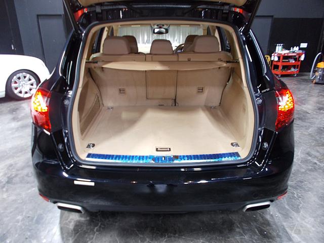 カイエン ２０１２年モデル　ディーラー整備車両　整備記録簿　８速ＡＴフルタイム４ＷＤ　純正１８インチ　革シート　ＳＤナビ　地デジフルセグテレビ　バックカメラ　ＣＤ録音　ＤＶＤ再生　ブルートゥース　ＵＳＢ　スペアキー　ＥＴＣ（17枚目）