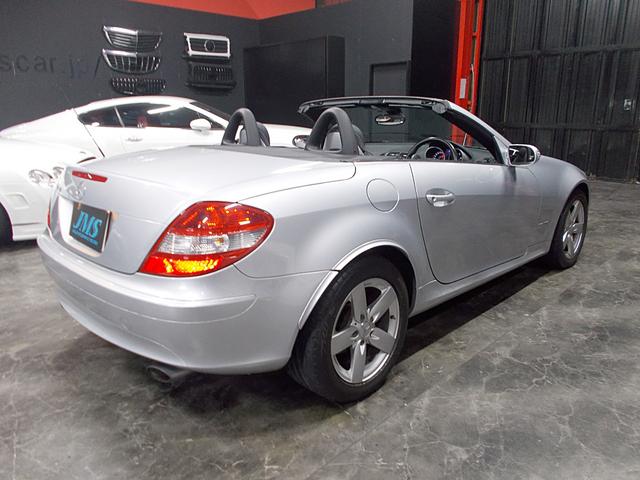 SLK SLK200コンプレッサー ディーラー整備車両 整備記録簿 電動オープン スーパーチャージャー 純正アルミ 黒革シート メーカー純正オプションナビ クルーズコントロール ネックウオーマーヒーター シートヒーター ETC(6枚目)