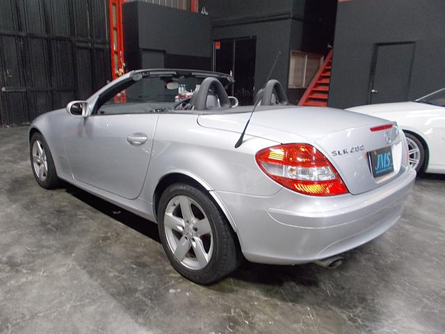 SLK SLK200コンプレッサー ディーラー整備車両 整備記録簿 電動オープン スーパーチャージャー 純正アルミ 黒革シート メーカー純正オプションナビ クルーズコントロール ネックウオーマーヒーター シートヒーター ETC(8枚目)