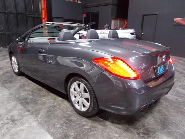 ディーラー整備車両　整備記録簿　ターボエンジン　電動オープン動作良好　オートライト　純正１６インチアルミ　ＴＯＹＯタイヤ８分山　前後コーナーセンサー