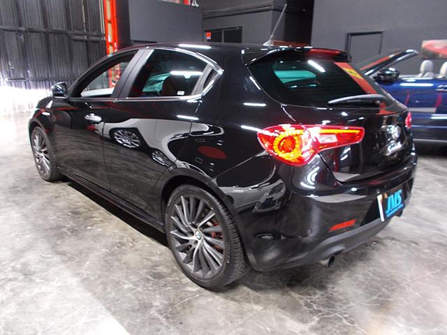 ジュリエッタ クアドリフォリオ ヴェルデ ディーラー整備車両整備記録簿10枚 6速マニュアルターボ 赤革シート SDナビ 地デジフルセグテレビ CD録音 DVD再生 ブルートゥース レッドキャリパーブレンボ ETC(8枚目)