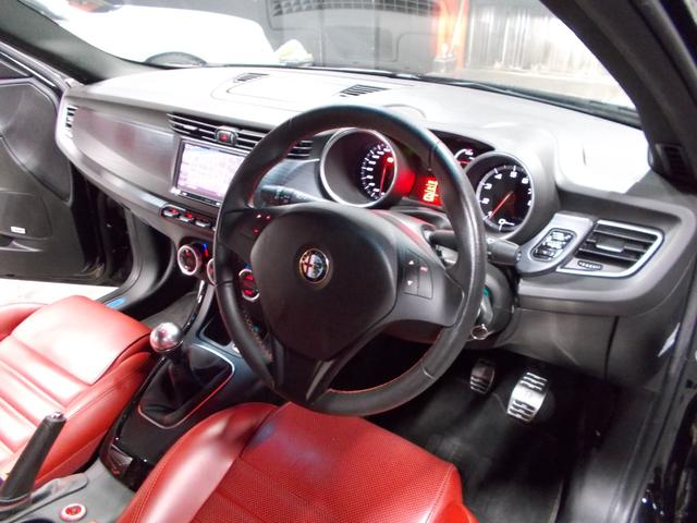 ジュリエッタ クアドリフォリオ ヴェルデ ディーラー整備車両整備記録簿10枚 6速マニュアルターボ 赤革シート SDナビ 地デジフルセグテレビ CD録音 DVD再生 ブルートゥース レッドキャリパーブレンボ ETC(12枚目)