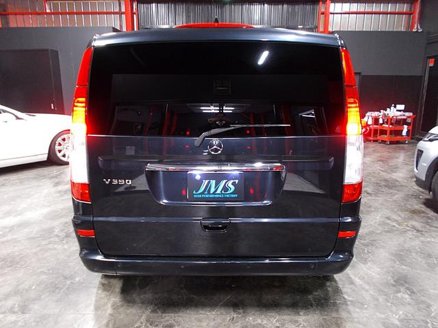 Vクラス V350 トレンド エアロバンパー AMGタイプ19インチアルミ 後席フリップダウンモニター SDナビ 地デジフルセグテレビ バックカメラ CD録音 DVD再生 ブルートゥース スペアキー ETC 両側電動スライドドア(7枚目)