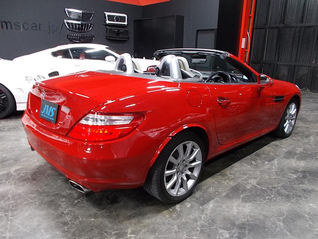 SLK SLK200ブルーエフィシェンシー スポーツ 2012年モデル正規ディーラー車 電動オープン 7速ATターボ キセノンヘッドライト 革シート 純正17インチ 純正HDDナビ 地デジフルセグテレビ CD録音 DVD再生 ブルートゥース キーレスゴー(6枚目)