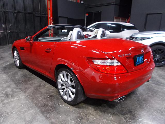 SLK SLK200ブルーエフィシェンシー スポーツ 2012年モデル正規ディーラー車 電動オープン 7速ATターボ キセノンヘッドライト 革シート 純正17インチ 純正HDDナビ 地デジフルセグテレビ CD録音 DVD再生 ブルートゥース キーレスゴー(8枚目)