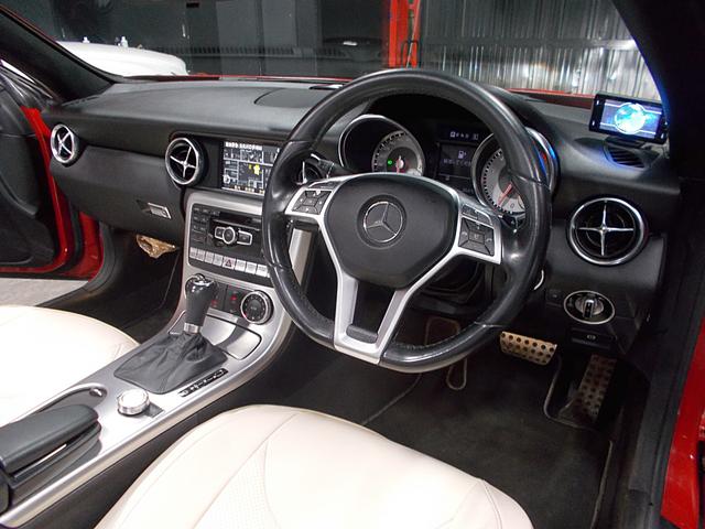 SLK SLK200ブルーエフィシェンシー スポーツ 2012年モデル正規ディーラー車 電動オープン 7速ATターボ キセノンヘッドライト 革シート 純正17インチ 純正HDDナビ 地デジフルセグテレビ CD録音 DVD再生 ブルートゥース キーレスゴー(12枚目)