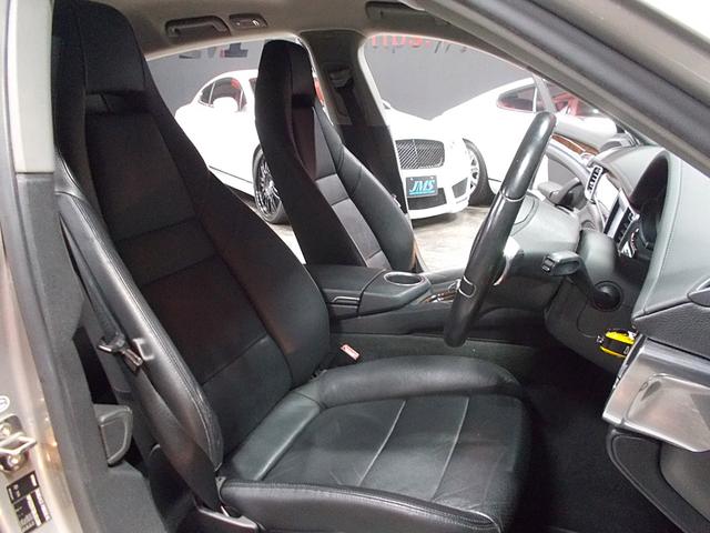 パナメーラ ４　２０１１年モデル正規ディーラー車　フルタイム４ＷＤ　キセノンヘッドライト　純正１８インチ　黒革シート　ＨＤＤナビ　地デジフルセグテレビ　バックカメラ　ＣＤ録音　ＤＶＤ再生　ブルートゥース　ドラレコ（14枚目）