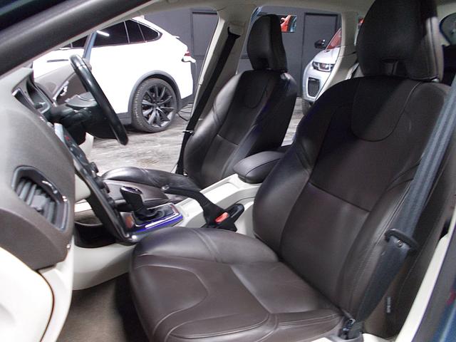 革シート状態に目立つダメージなくきれいです！メモリー電動シート！シートヒーター！