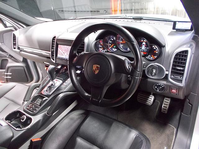 カイエン S ハイブリッド 8速ATスーパーチャージャー+モーターハイブリッド 正規ディーラー車 フルタイム4WD 黒革シート SDナビ地デジBカメラ CD録音DVD再生ブルートゥース ドラレコ ETC クルーズコントロール(12枚目)